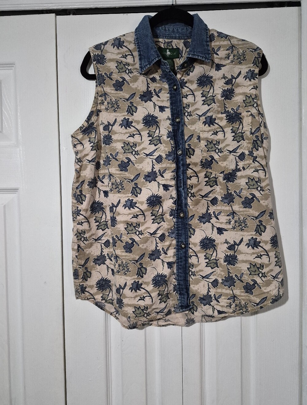 Boho Vintage-inspired boho floral sleeveless button-front shirt